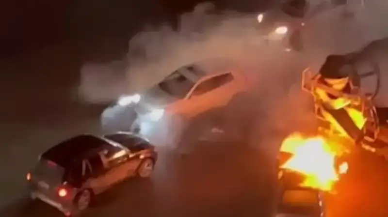Водитель вышел из горящего автомобиля и попал под колеса в Астане