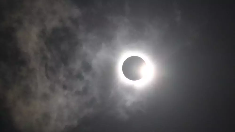 Илон Масс и другие очевидцы показали кадры полного солнечного затмения