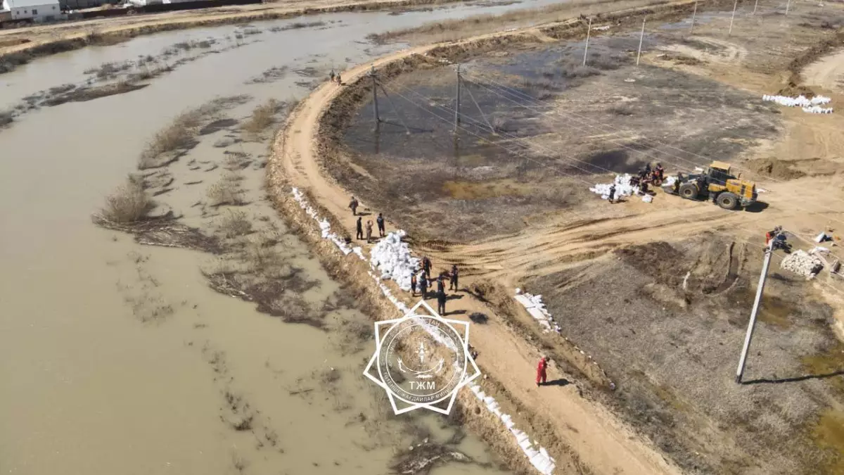 7000 человек откачивают воду в затопленном Кульсары