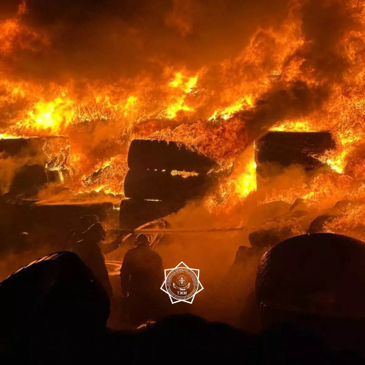Крупный пожар в Астане: Вспыхнул склад с шинами