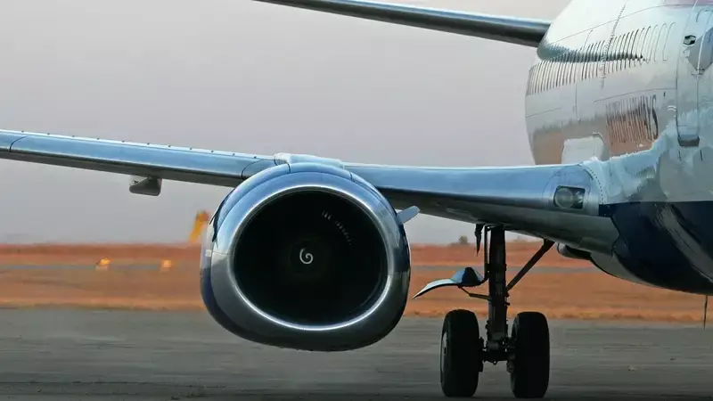 У самолета Boeing 737-800 при взлете оторвалась обшивка двигателя