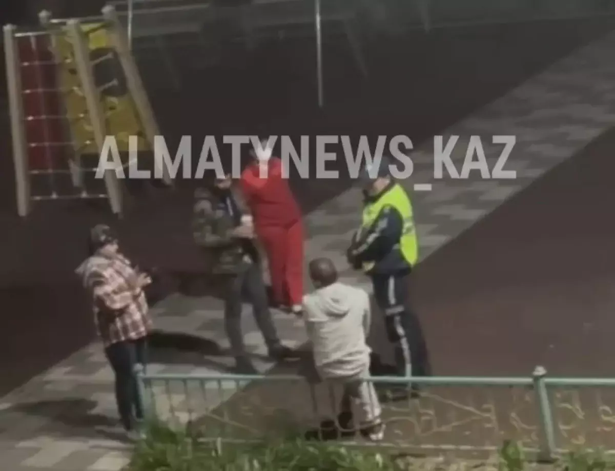 Человеку перерезали горло на детской площадке в Алматы – соцсети
