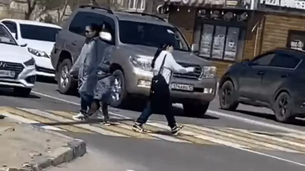 Странное поведение пешехода с ребенком в Актау попало на видео