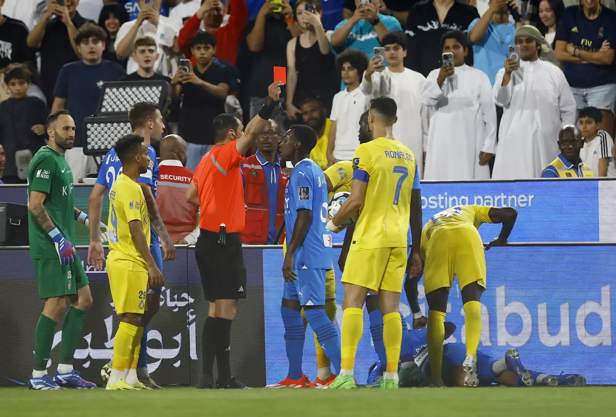 «Аль-Хиляль» обыграл «Аль-Наср» в полуфинале Суперкубка Саудовской Аравии, у Роналду красная карточка