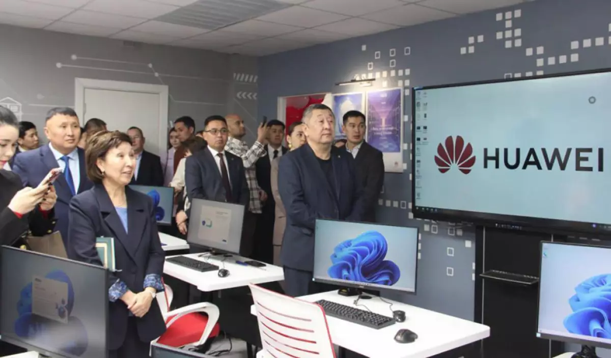 Huawei компаниясы Талдықорғанда академия ашты