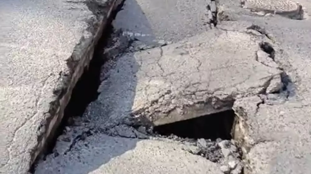 Огромную яму на дороге в Айнабулаке сняли на видео