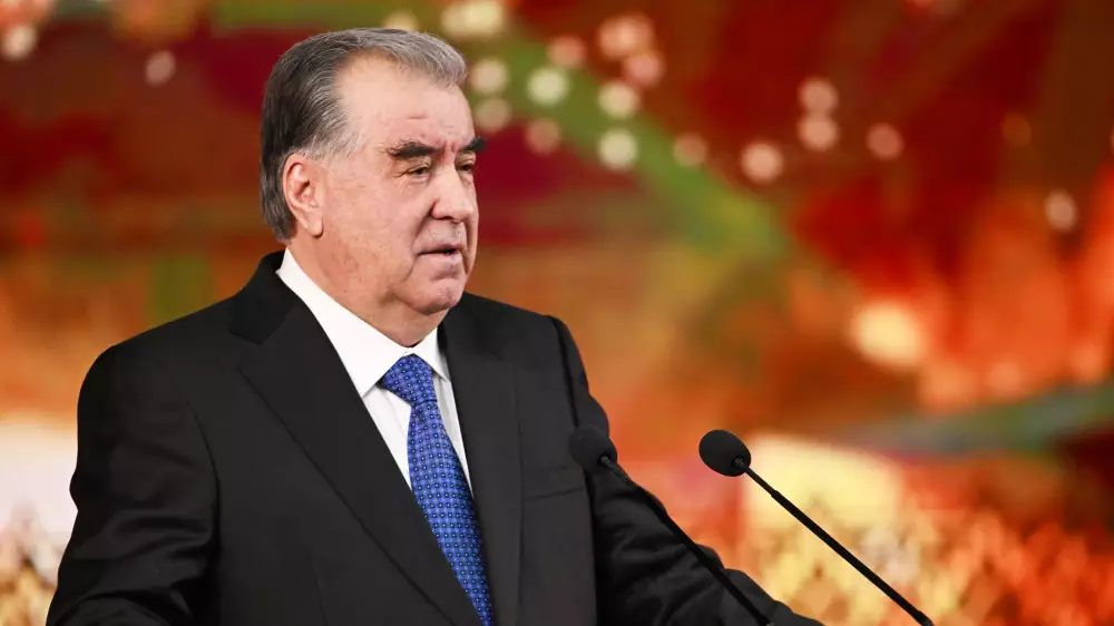 Рахмон призвал граждан "не пятнать честь" таджикского народа