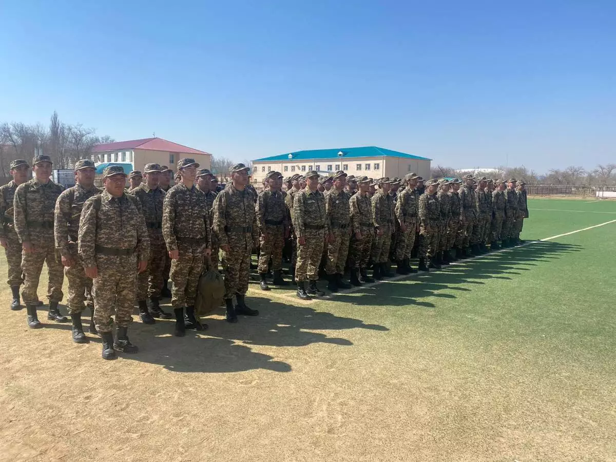 Актауские военнослужащие помогают в подтопленных районах Атырауской области