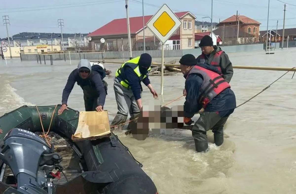 Труп человека вынесло потоком воды на улицы Кульсары