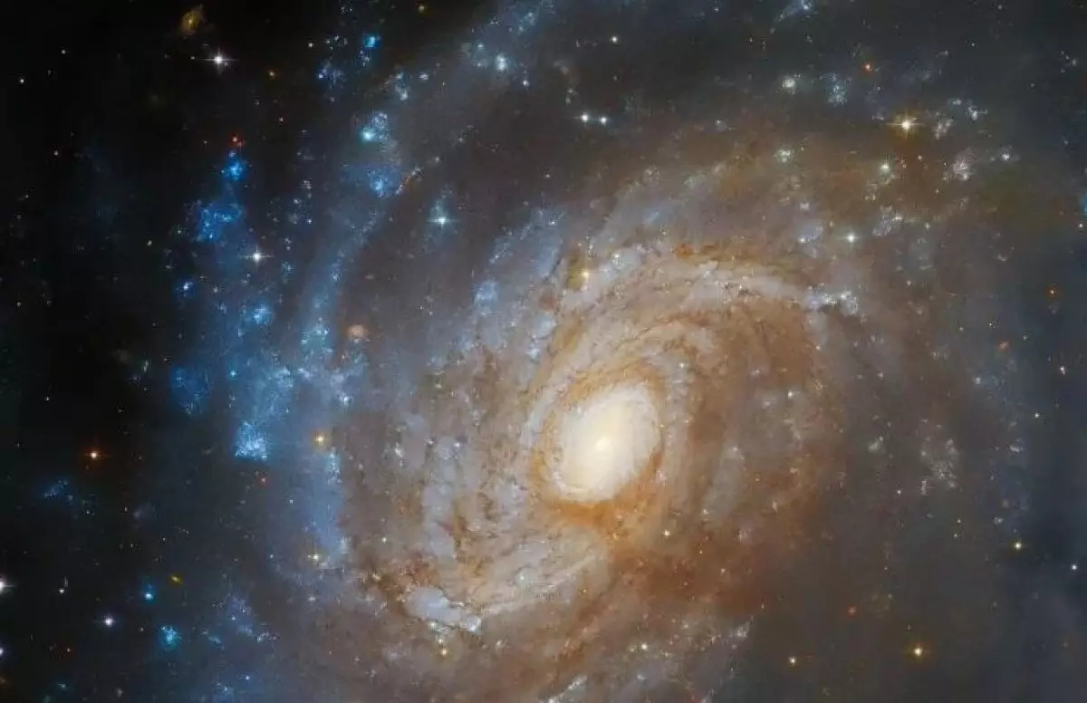 Телескоп "Хаббл" показал спиральную галактику, скрытую в темном облаке