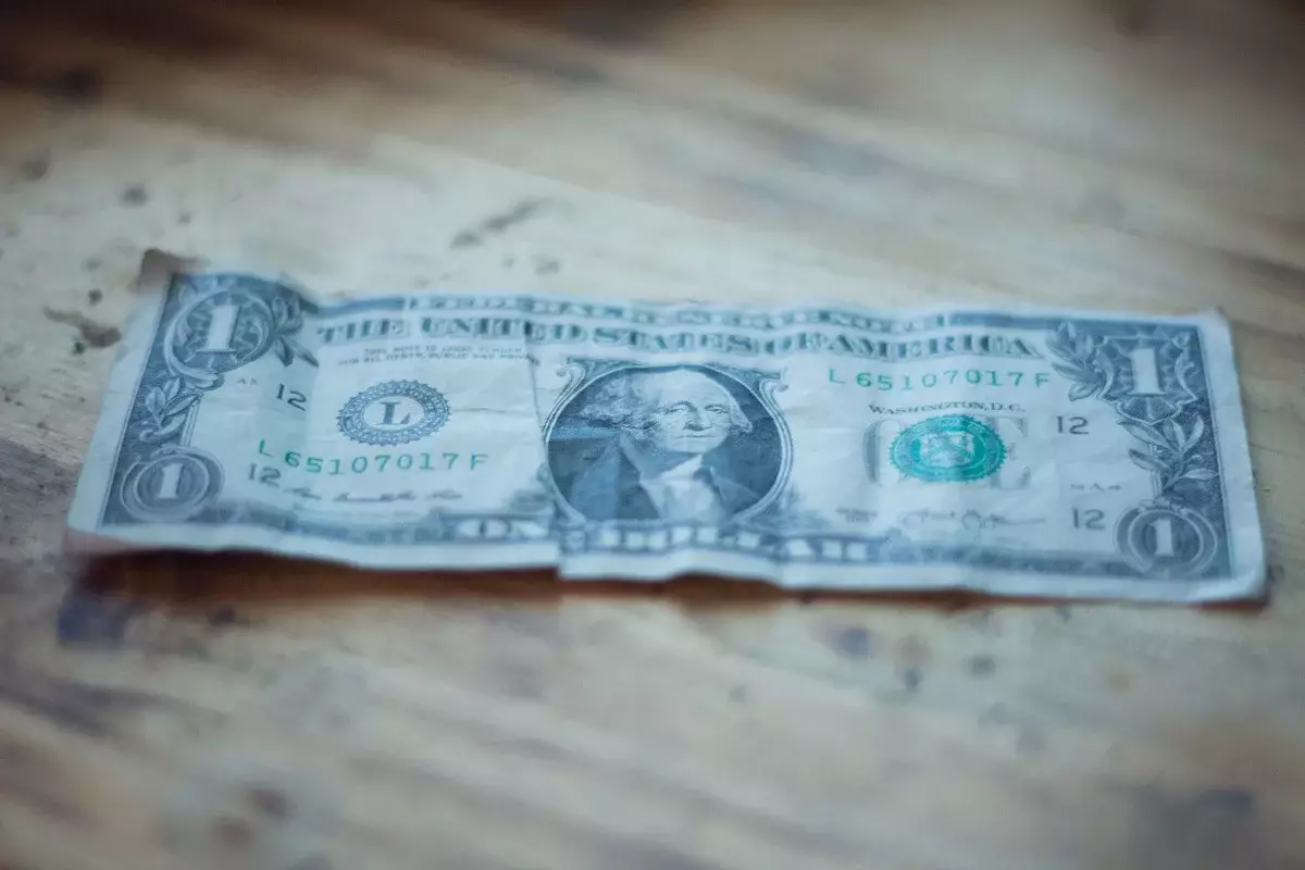 Доллар нестабилен в обменниках РК 10 апреля