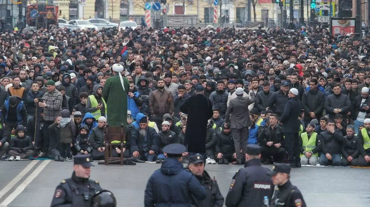 Сотни тысяч мусульман отметили Ураза-байрам в России