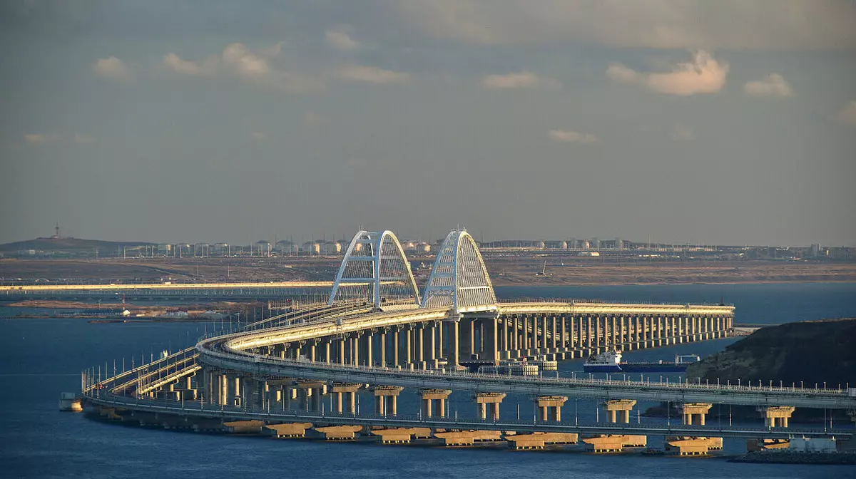Движение по Крымскому мосту остановлено, в Севастополе объявлена воздушная тревога