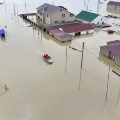 Активисты Общественного Фонда «Әділдік және Өркендеу» отправляют гуманитарную помощь в регионы, пострадавшие от паводков, и спасают дома от подтоплений