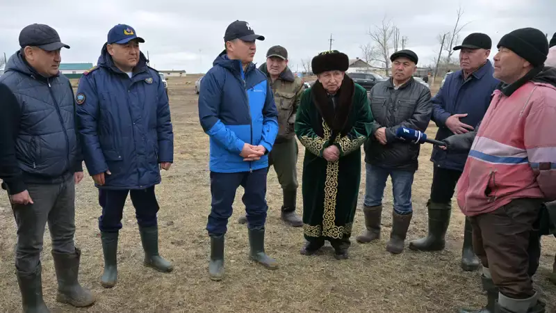 Павлодар облысының әкімі су тасқынынан зардап шеккен үйлердің иелерімен кездесті