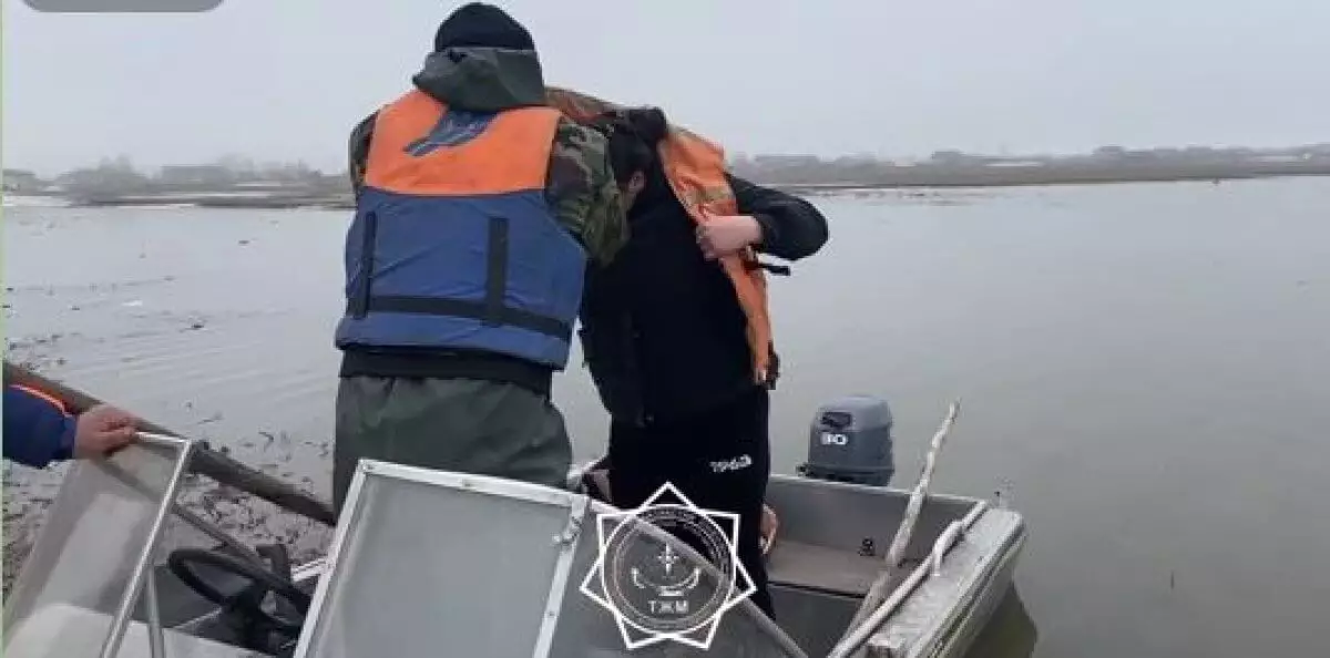 Эвакуация людей на лодках на севере Казахстана попала на видео