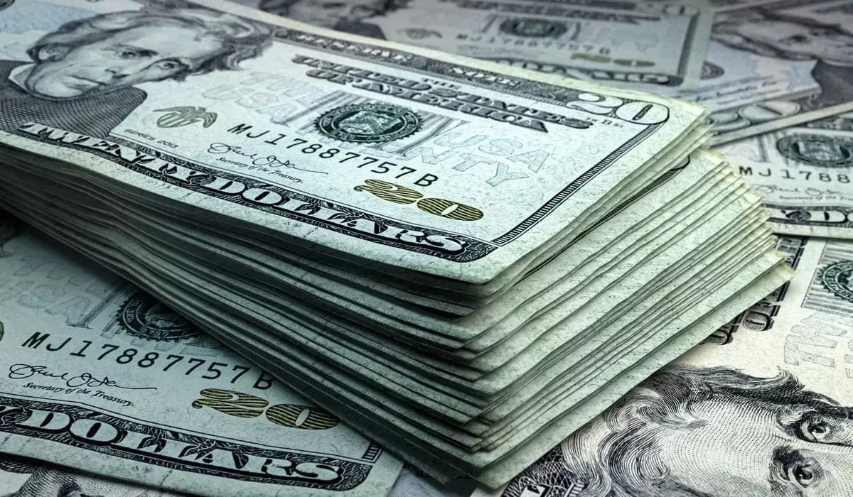 Курс доллара продолжает расти в казахстанских обменниках