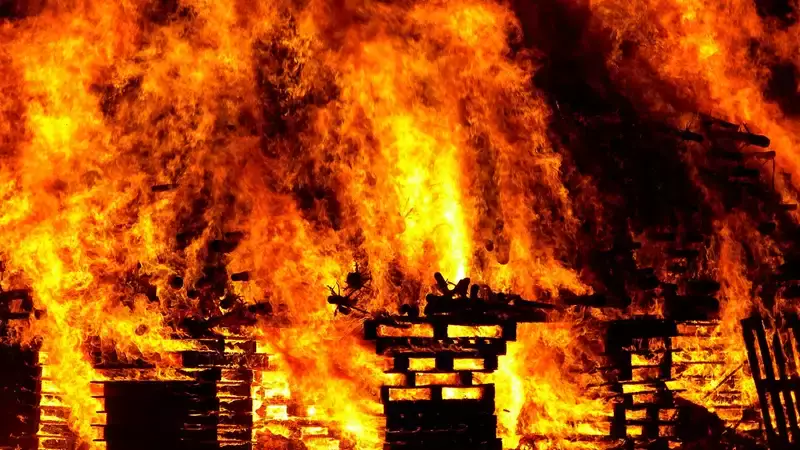 Крупный пожар разгорелся на складах под Алматы