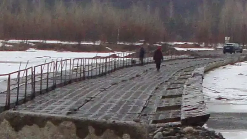 В Кузбассе потоком воды сорвало понтонный мост вместе с людьми