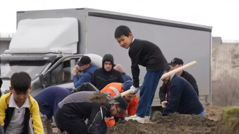 "Настоящие казахстанцы": борьба с паводками объединила страну