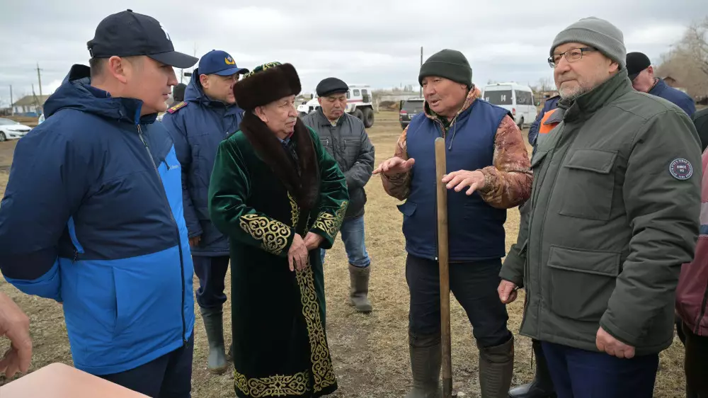 Аким Павлодарской области встретился с владельцами пострадавших домов села Жалаулы