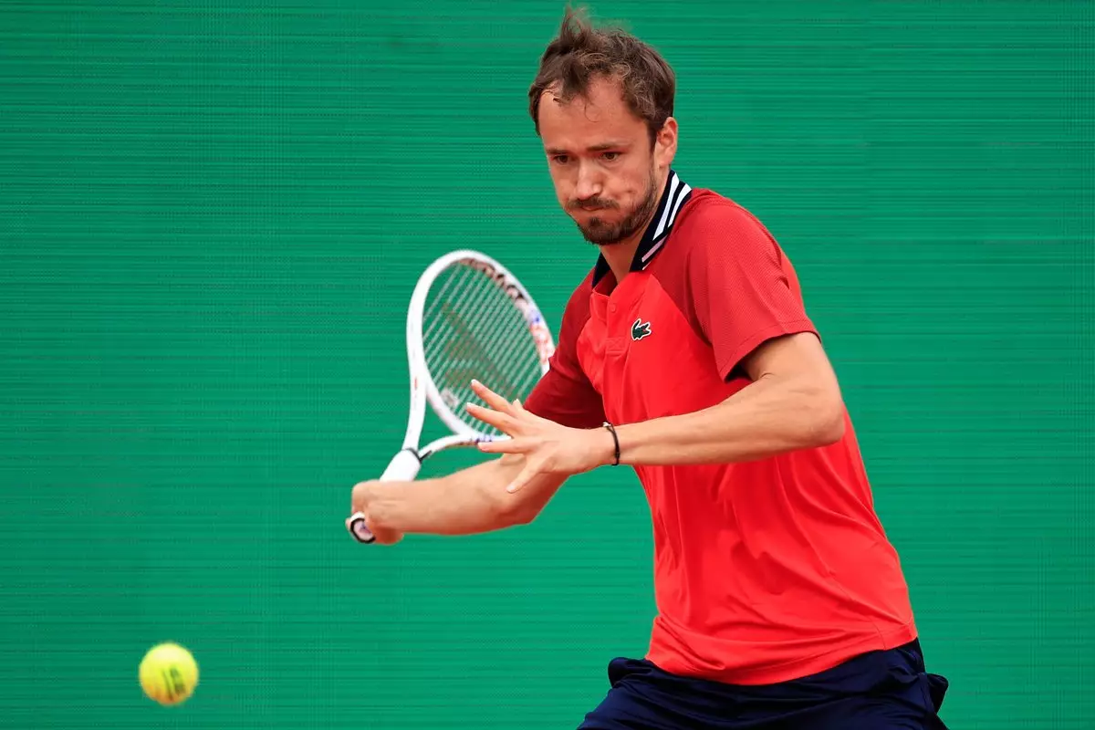 Медведев обыграл француза Монфиса во втором круге турнира в Монте-Карло