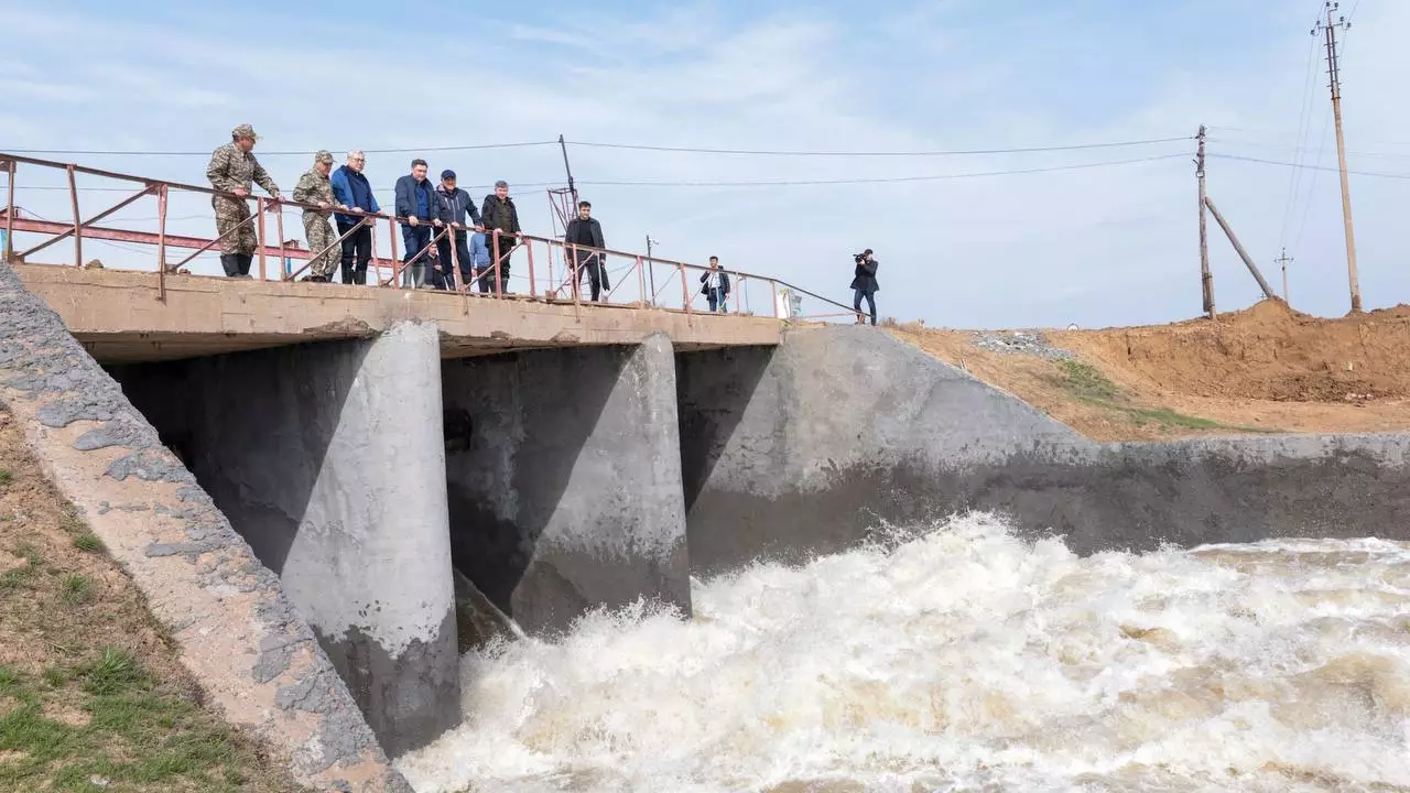 Бектенов проверил состояние гидросооружений ко второй волне паводков на западе Казахстана