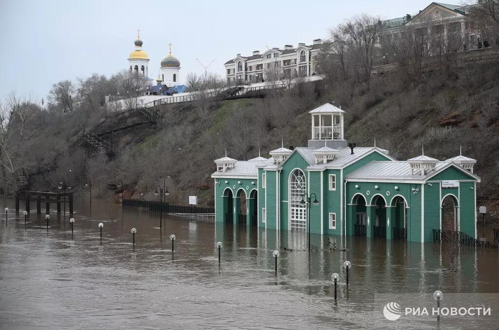 Вода заходит в многоэтажки: что происходит с Уралом в Оренбурге (ВИДЕО)