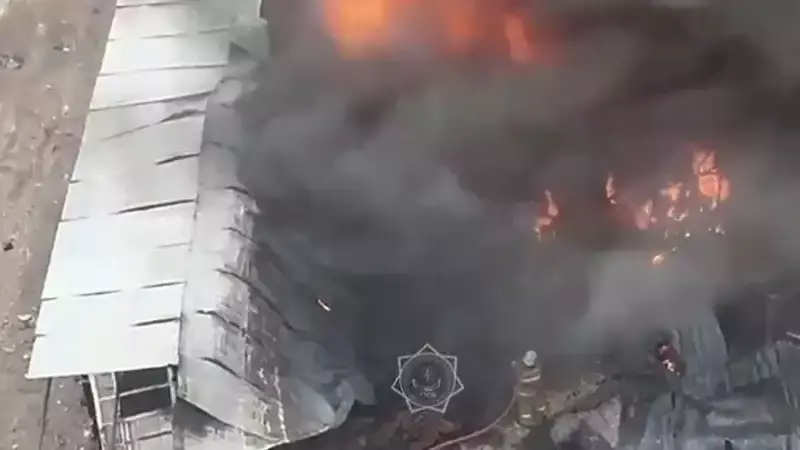 Три человека пострадали во время крупного пожара на складах под Алматы