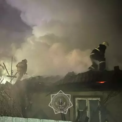 Огнеборцы из огня вытащили 2 газ баллона в Алматы