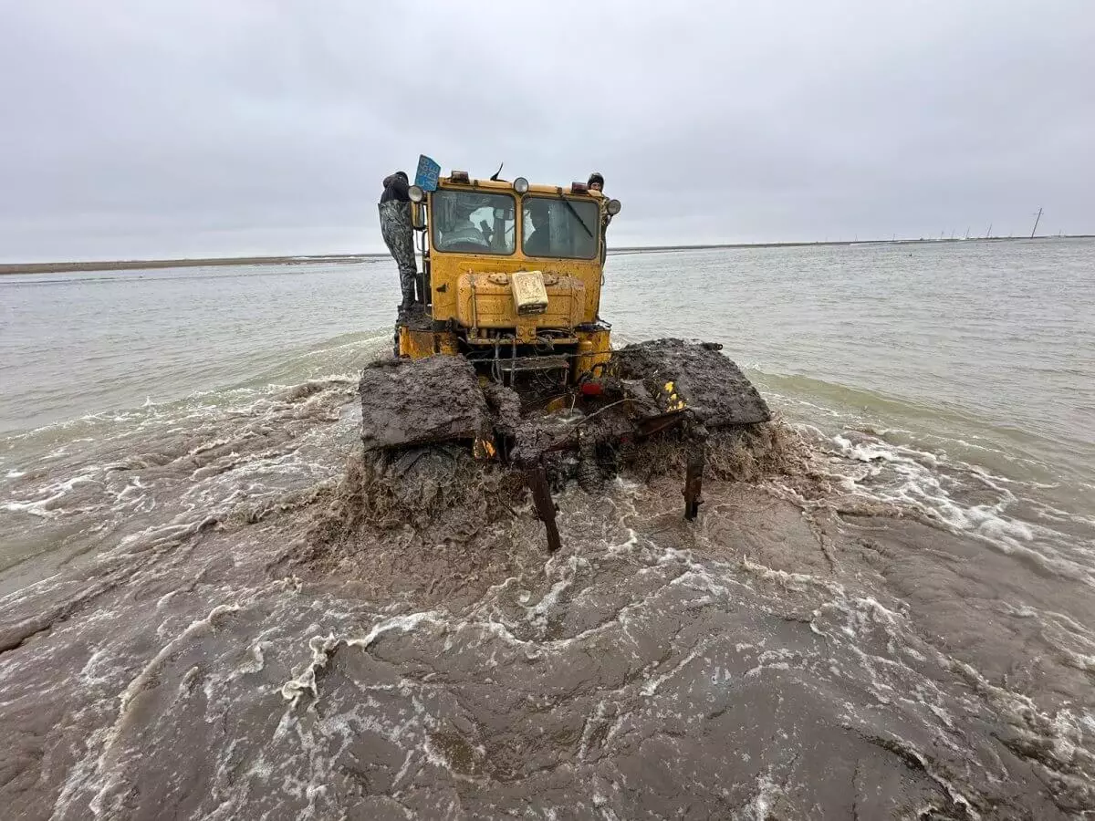В шести областях Казахстана ограничили движение на трассах из-за паводков