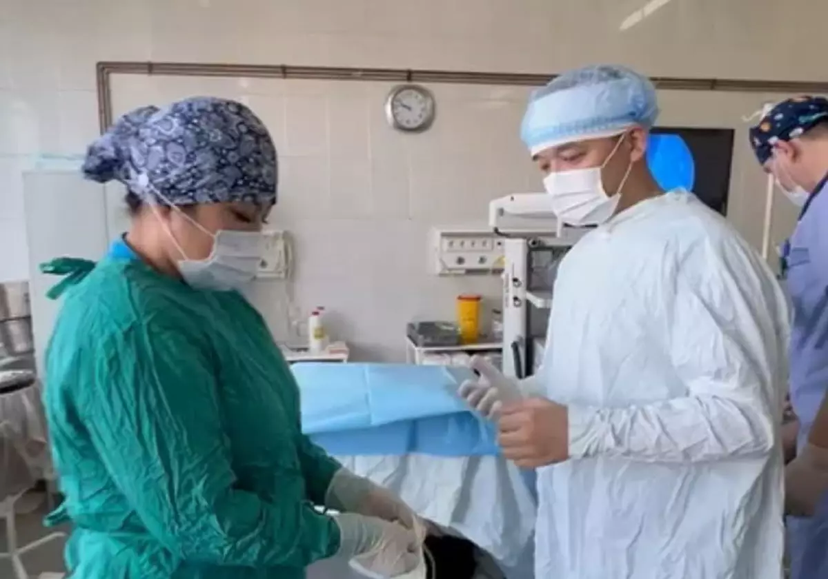 Алматинские травматологи восстановили руку молодой девушке