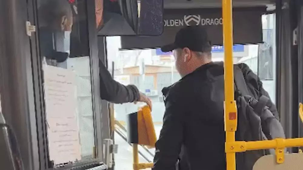 Очередное нападение на водителя автобуса сняли на видео в Алматы