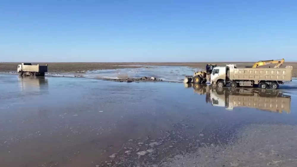 Девять участков трасс республиканского значения затопило в Казахстане
