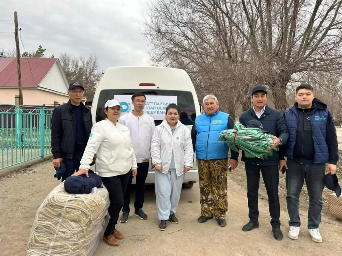 Партийцы Туркестана доставили гуманитарную помощь в Актюбинскую область