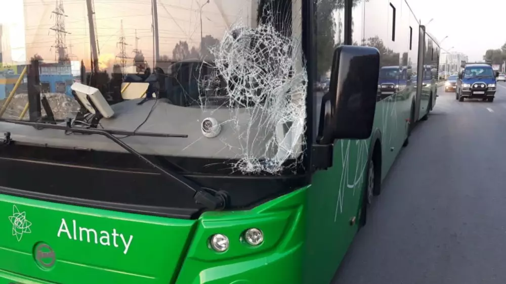 Пенсионерку насмерть сбил автобус на пешеходном переходе в Алматы