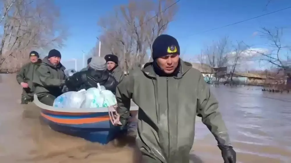 Жителей села эвакуируют на лодках в Акмолинской области