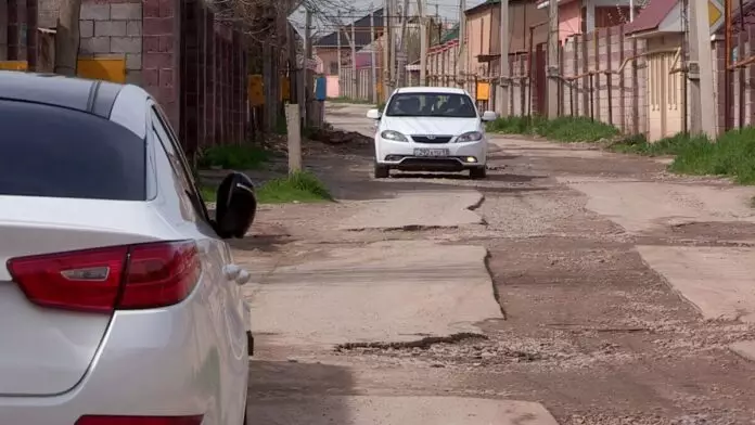Раскопали и бросили: почему на улицах Шымкента после работ остаются ямы