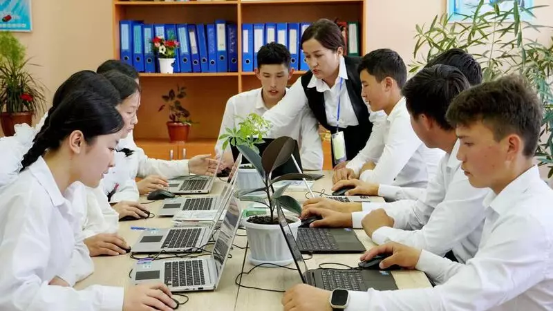 Туркестанская область стала лидером по установке интернета Starlink в школах отдаленных сел