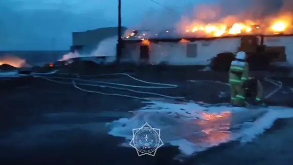 Пожарные ликвидировали возгорание на заправке в Актюбинской области