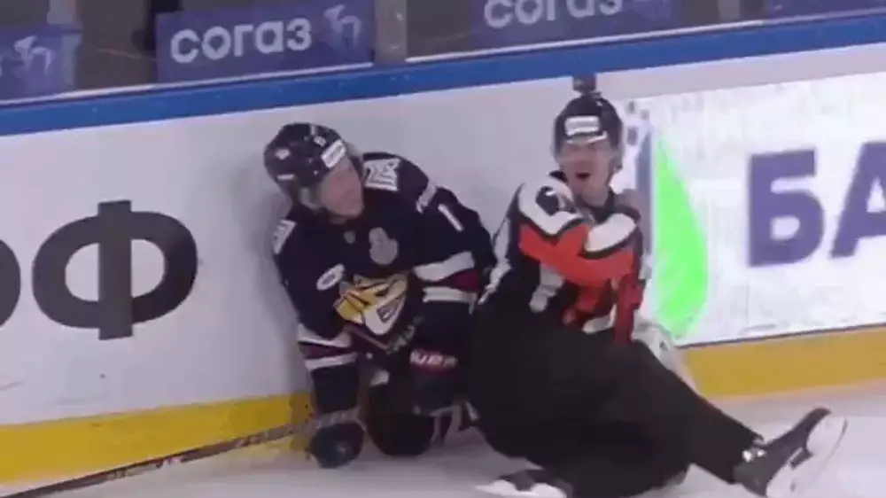 Казахстанский хоккеист поранил лезвием конька арбитра КХЛ