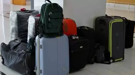 Грузчик в аэропорту Алматы наворовал вещей из чемоданов на 7,5 млн тенге