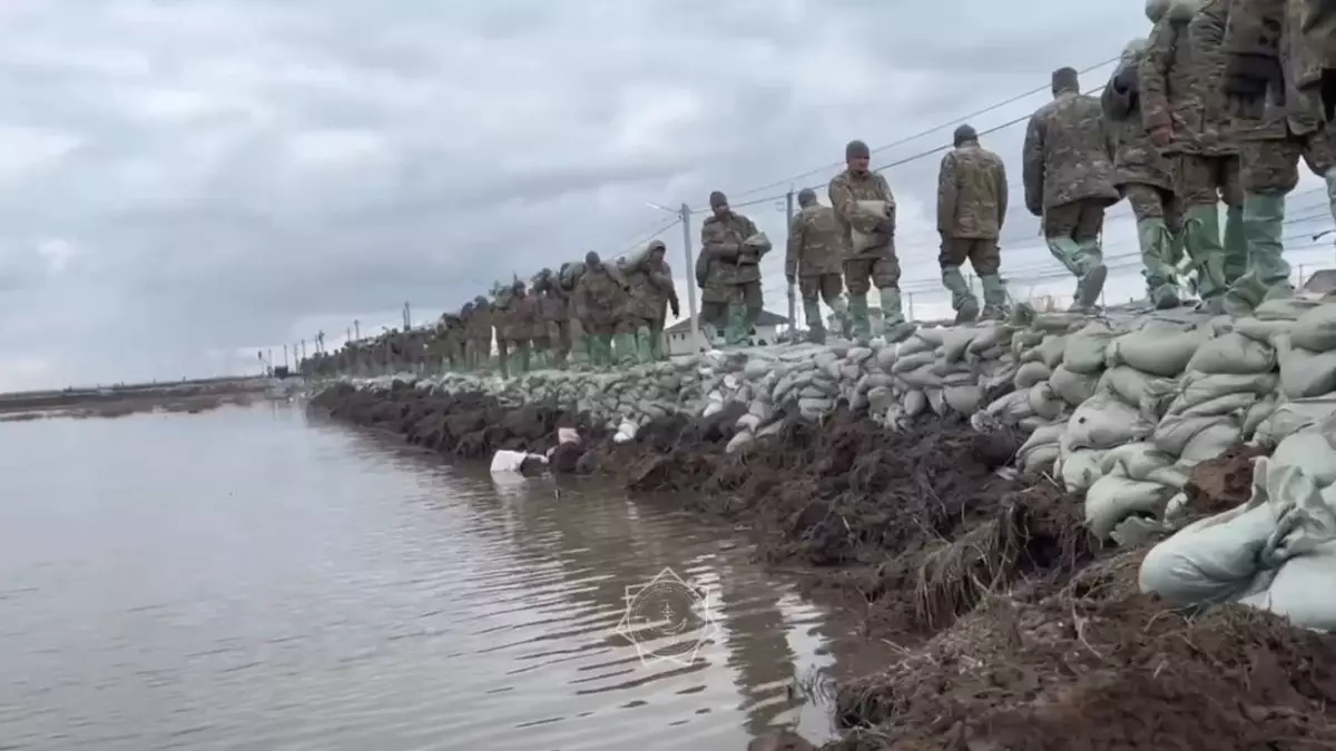 Сотрудники СГО помогают бороться с паводком в Акмолинской области