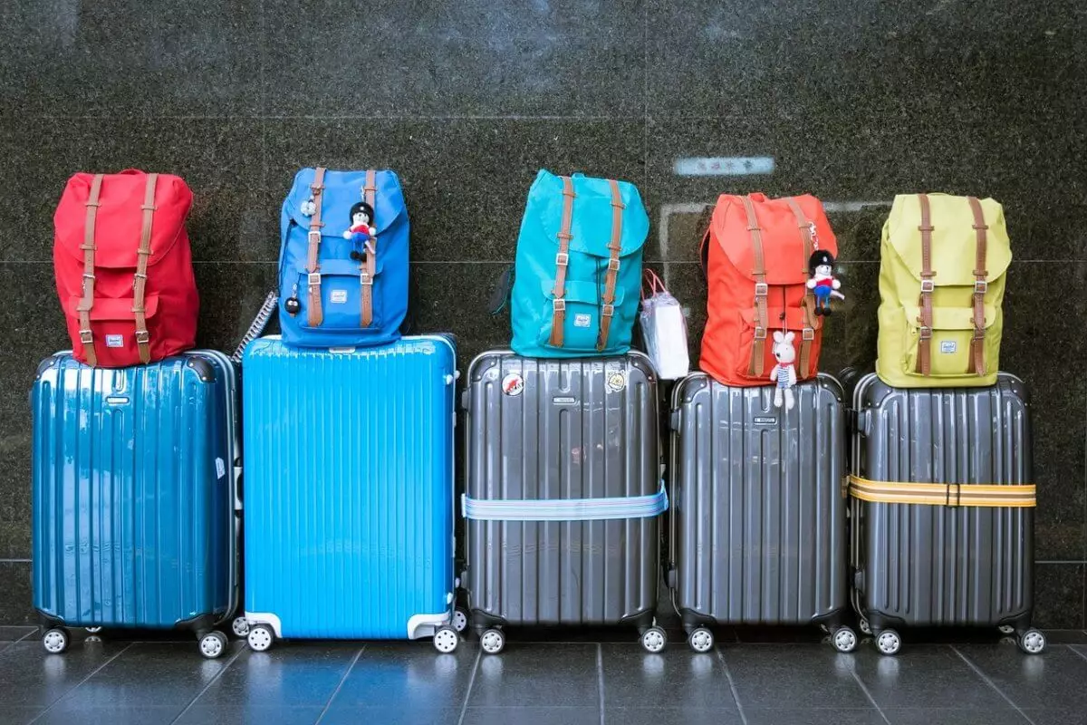 Грузчик аэропорта Алматы украл багаж на семь миллионов тенге