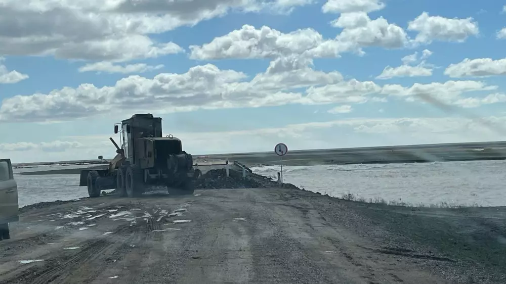 Дорожное полотно сняли с трассы, чтобы пропустить воду в Восточном Казахстане