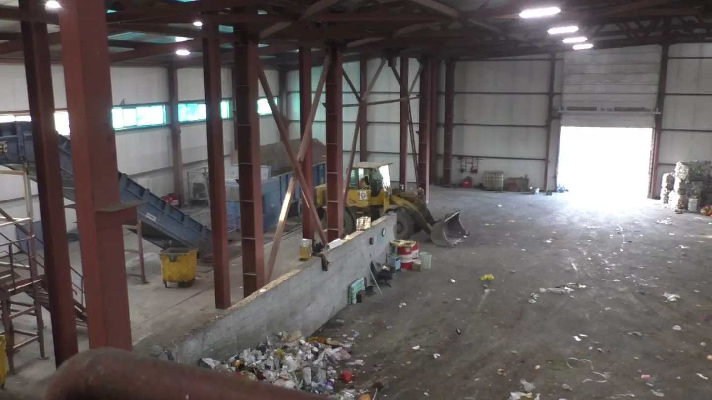 «139 тысяч в месяц, за 12-ти часовые смены»: работники мусоросортировочного завода жалуются на условия труда