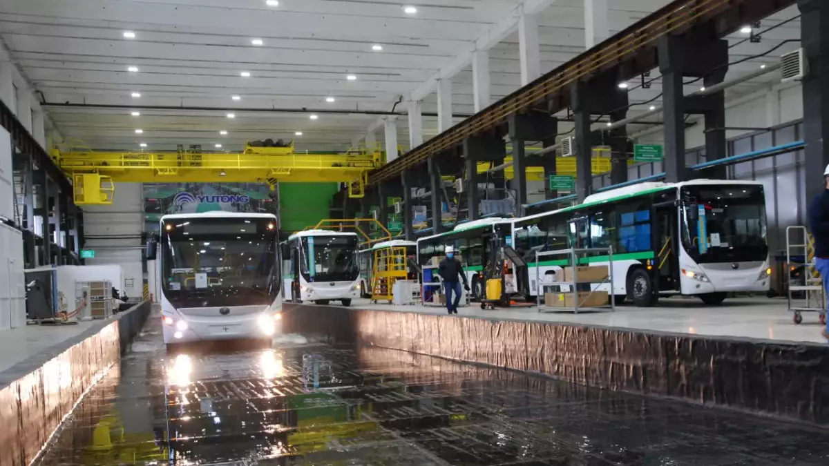 Четыре автобуса в день и спецтехника: как работает завод QazTehna в Карагандинской области