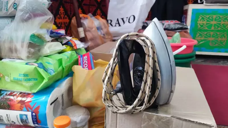 Козье молоко и шерстяные носки: как в Семее собирают гуманитарную помощь пострадавшим от паводка
