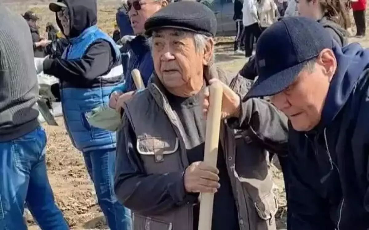 Известный казахский композитор, писатель Ильяс Жаканов взял руки лопату чтобы помочь пострадавшим от паводков