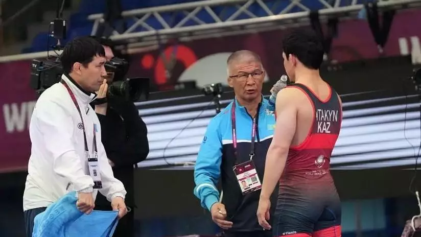 Казахстанец завоевал "серебро" на чемпионате Азии по вольной борьбе